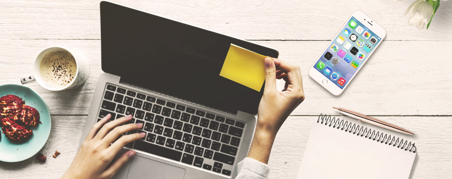 laptop with post-it on the screen